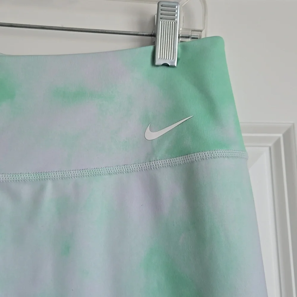 Nike Green and White Bike Shorts Moisture-Wicking Performance